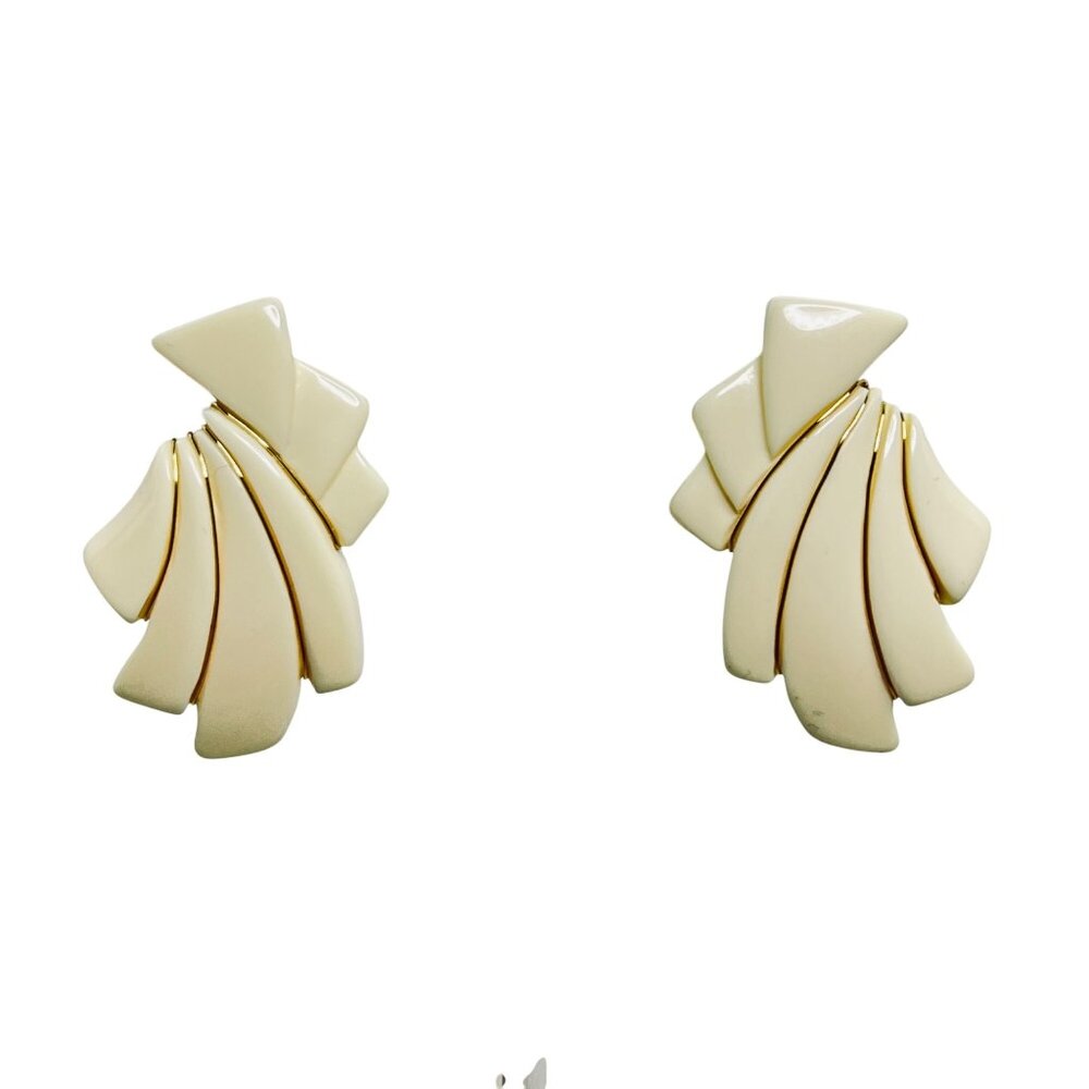 Crown Trifari Gold Tone & Cream Lucite Necklace With Clip On Earrings (5832) - Picture 8 of 9